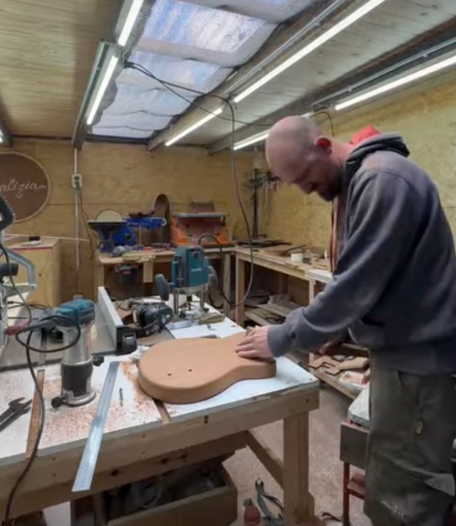 Armado a mano del cuerpo de una guitarra en el taller de Guitarrería Malizia