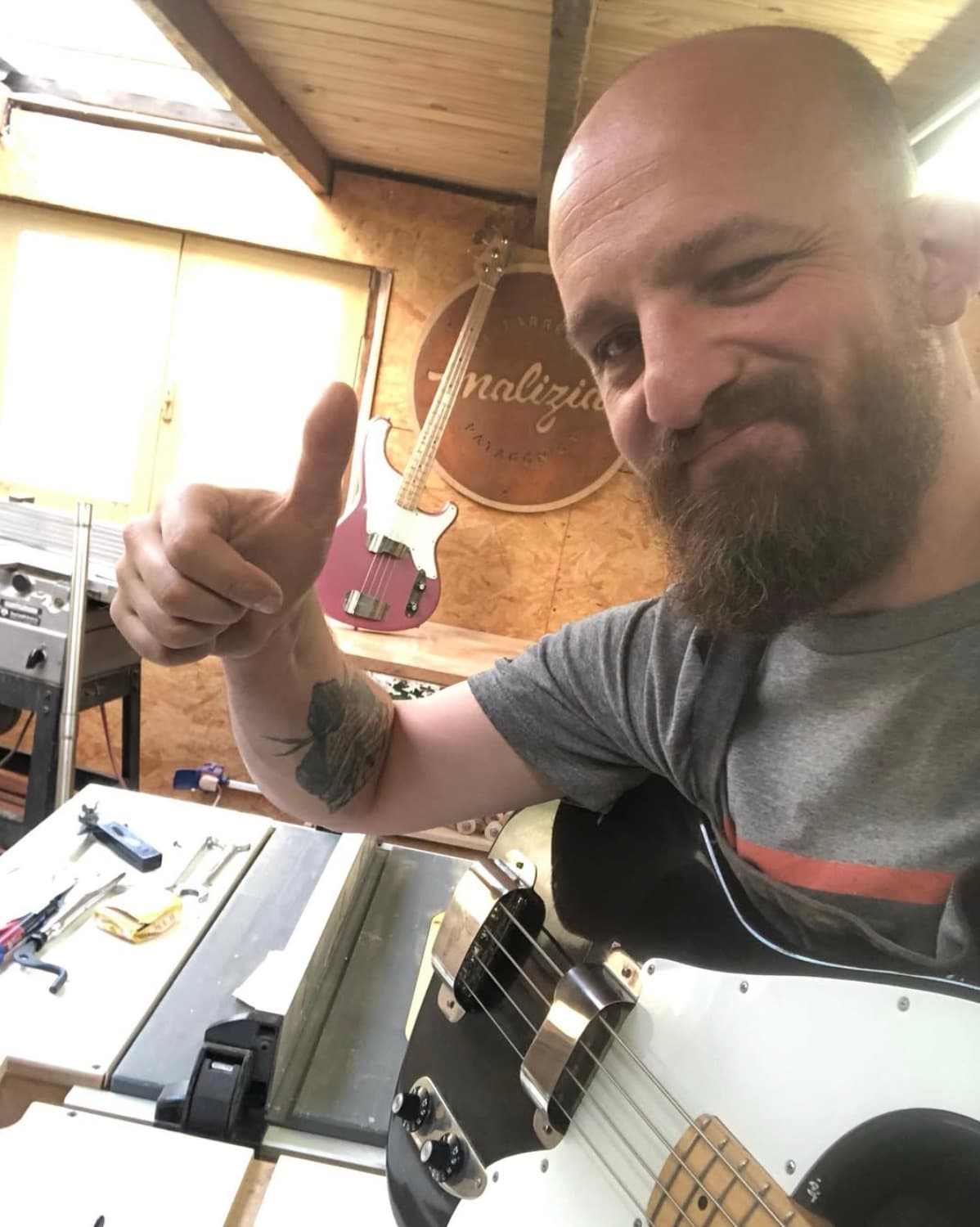 Lewa, luthier de Guitarrería Malizia, en su taller de Esquel